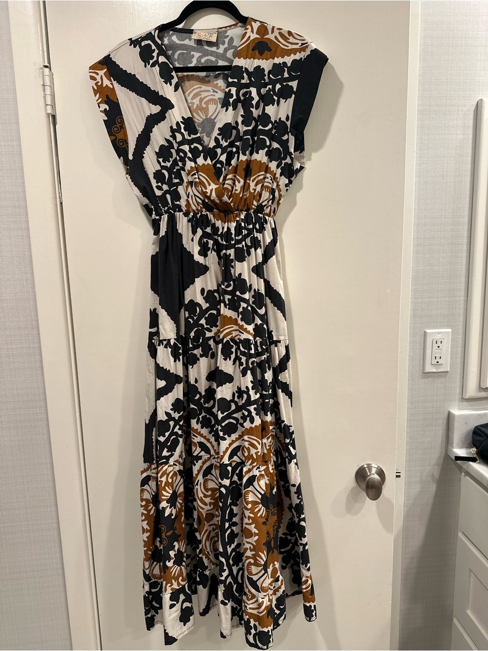 Sleeveless V-Neck Maxi Dress in Black, White & Brown